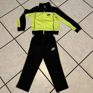 Nike sweatsuit size 3T excellent condition!